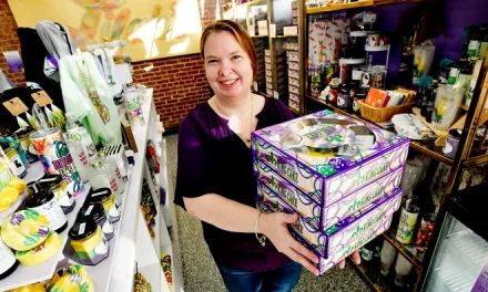 Local king cake hot spot re-opens days before the start of Mardi Gras season